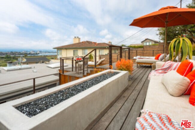 Building Photo - 218 Montreal St