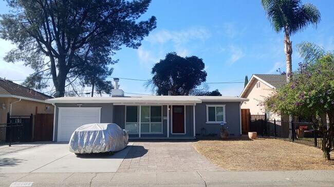 Building Photo - Beautifully Remodeled 2bd Single Story Hou...