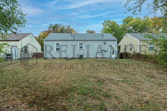 Building Photo - 726 S Bonn St