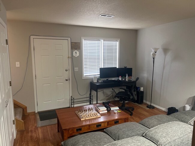 Building Photo - "Charming 3-Bed Oasis in Boulder: Spacious 1100 sq. ft. Gem with Modern Amenities!"