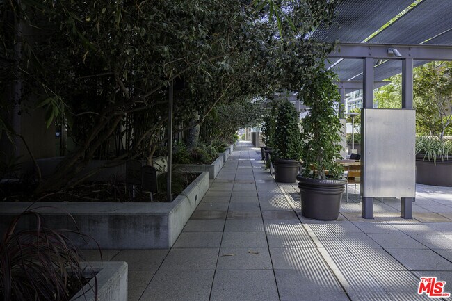 Building Photo - 1100 S Hope St