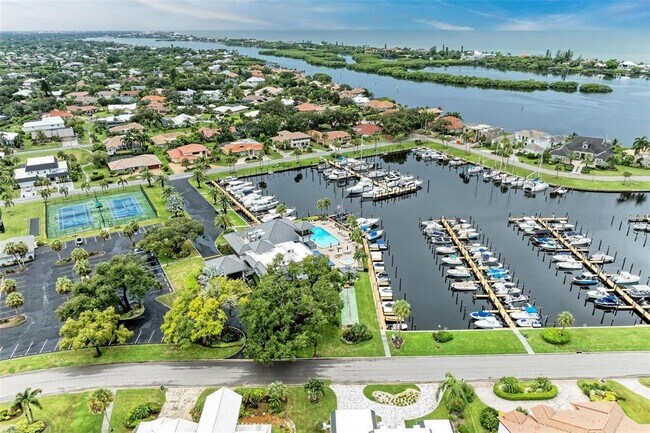 Building Photo - 221 Lookout Point Dr