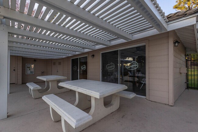 Building Photo - Homes Management - 3 Bed, 2 Bath House for Rent with Water/Trash Included