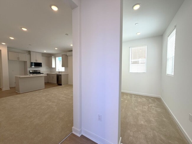 Building Photo - Brand New Construction in River Terrace Development!