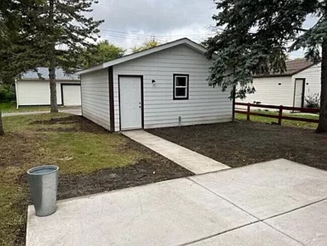 Building Photo - Pet friendly Charming 3 Bedroom Bungalow Aval 6/1/2026