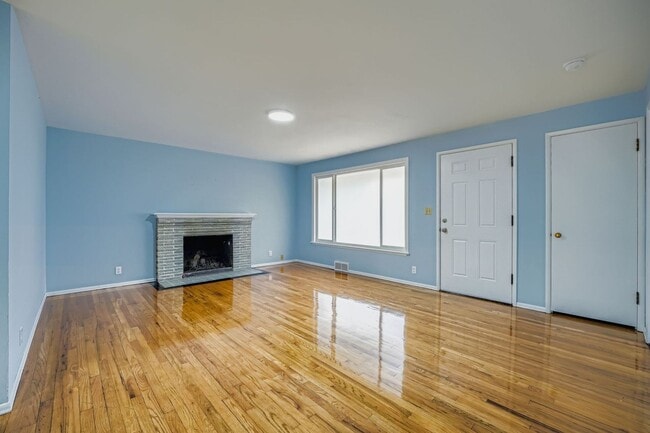 Building Photo - Charming, Recently Updated 3 Bed West Seat...