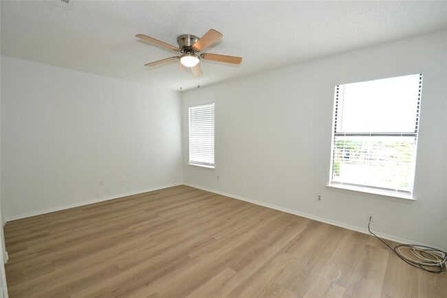 Building Photo - 1202 Southport Dr
