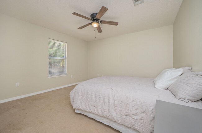 Building Photo - 4 bedroom 2 bathroom