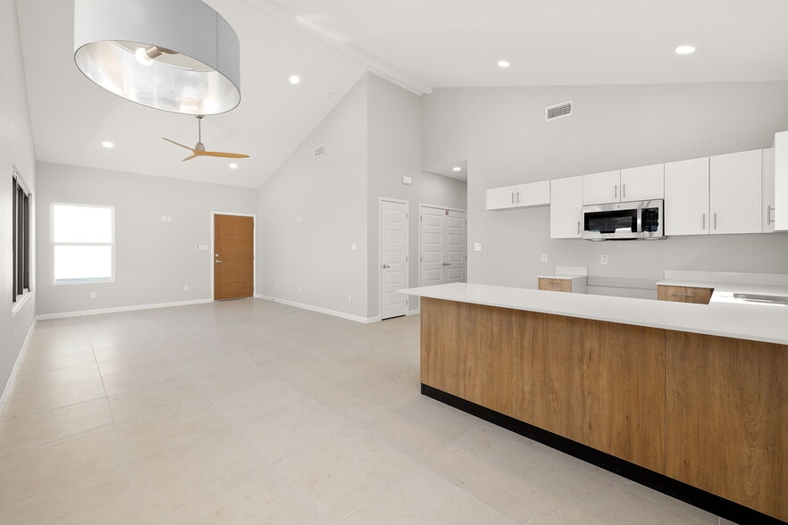 Building Photo - 2700 Mockingbird Rd