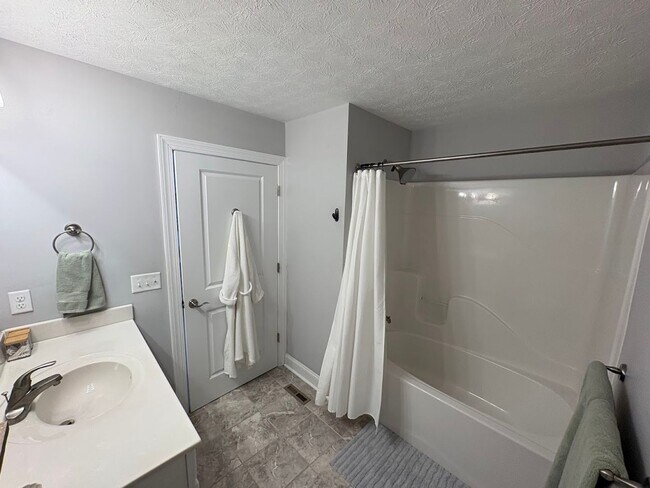Building Photo - Townhouse for Rent in Spring Oaks!