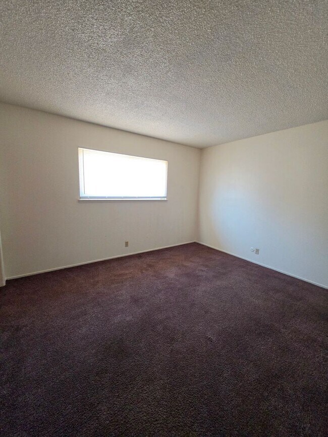 Building Photo - Spacious Home!!