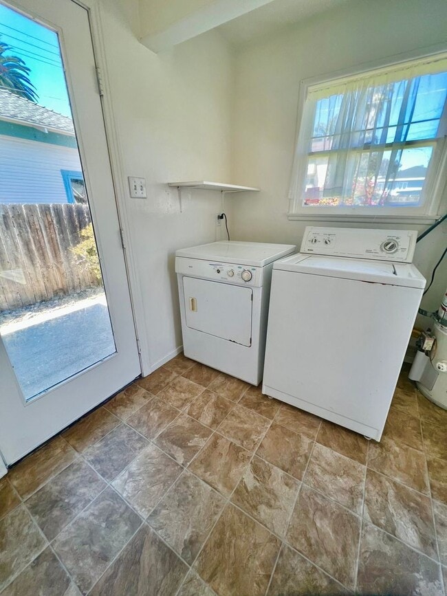 Building Photo - Walk to Beach, Garage, Yard, Hardwood Floo...