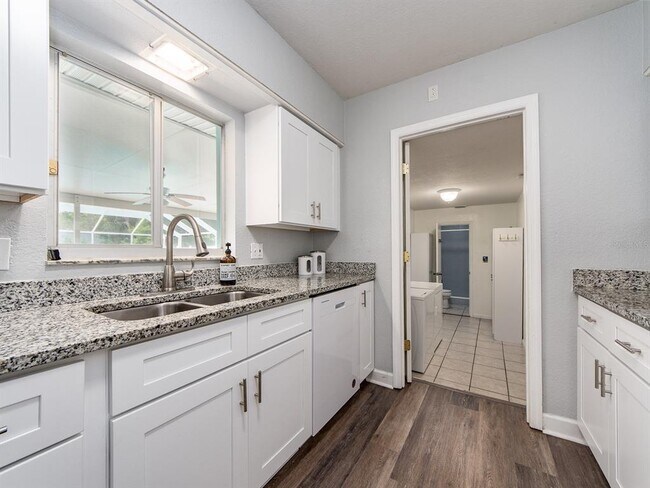 Building Photo - 1549 Linwood Dr