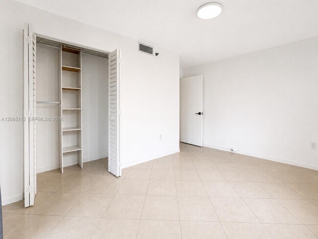 Building Photo - 1621 Collins Ave