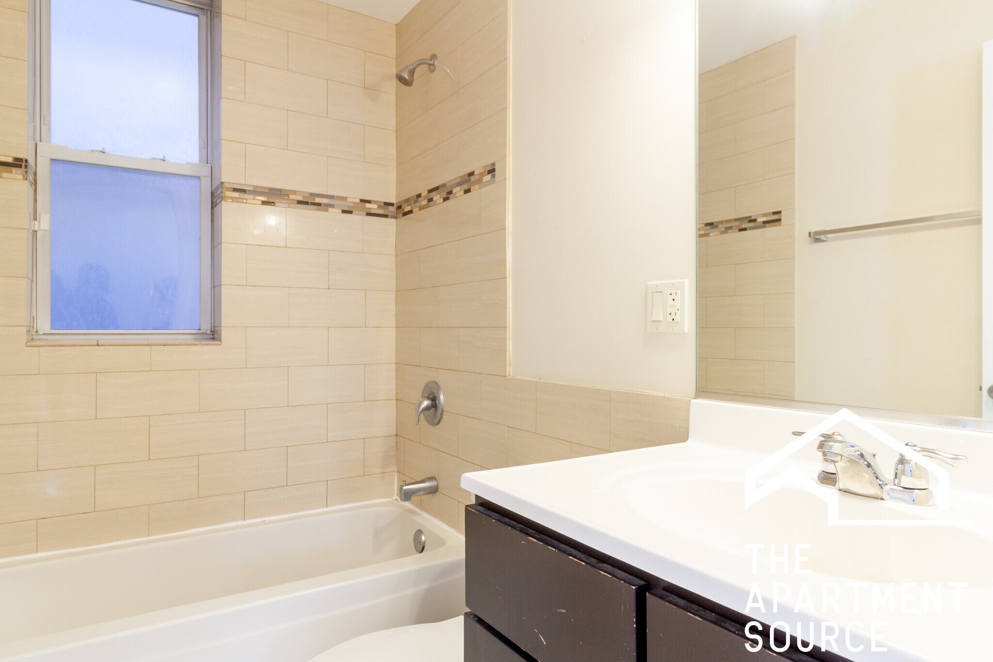 Building Photo - 855 W Cornelia Ave