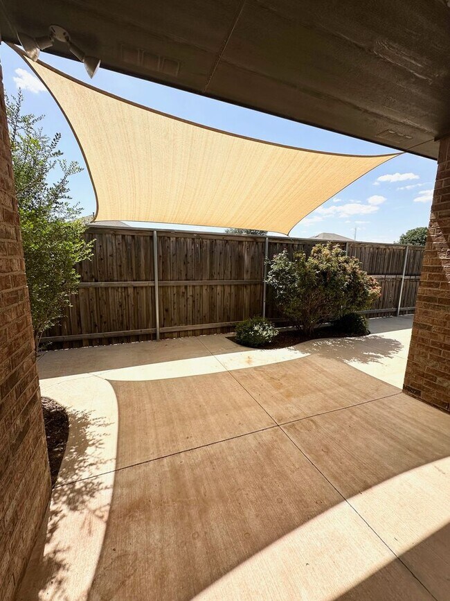 Building Photo - Stunning 3 Bed 2 Bath Ready To Rent ASAP!