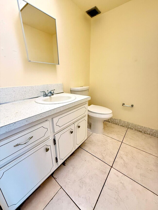 Building Photo - 16710 NE 9th Ave