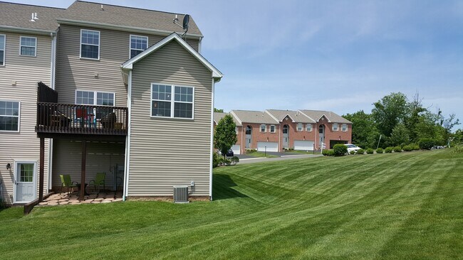 Building Photo - Robinson - LARGE 3 Bedroom End Unit House - Minutes from 376 W Robinson