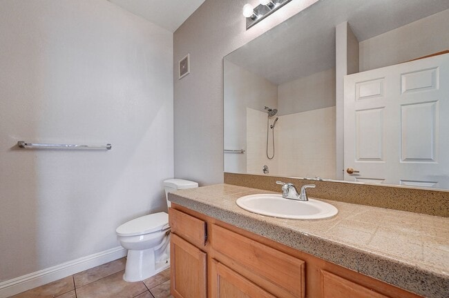 Building Photo - Spacious 2 Bedroom Condo in Gated Community!