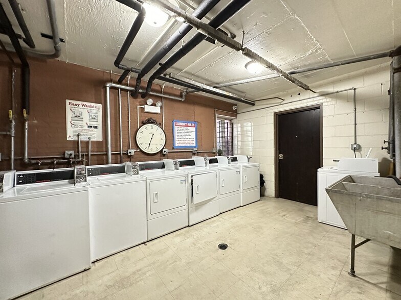 Building Photo - 5820 N Sheridan Rd