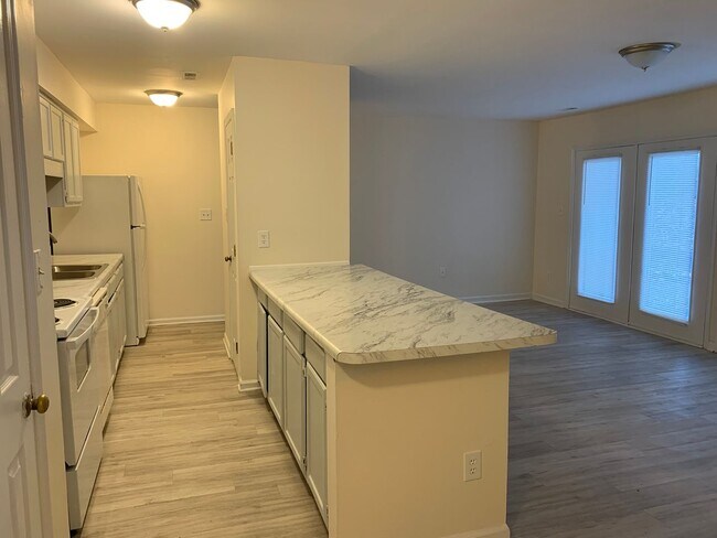 Building Photo - Rent Special! Half Month FREE!