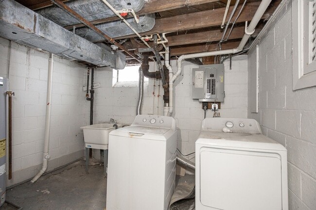 Building Photo - Spacious 3 bedroom/2 bath Cleveland Hts single family house!