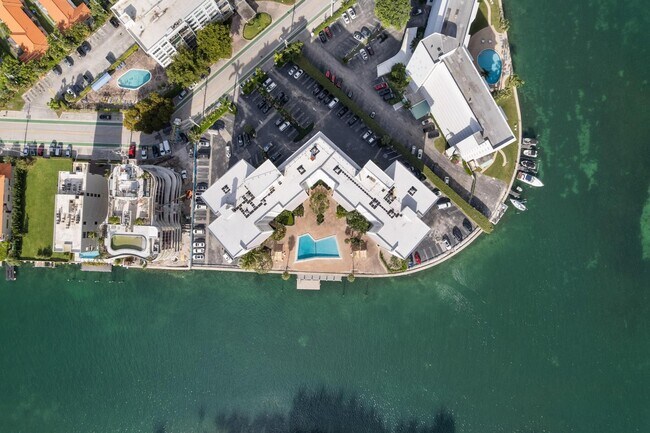 Building Photo - 9102 W Bay Harbor Dr