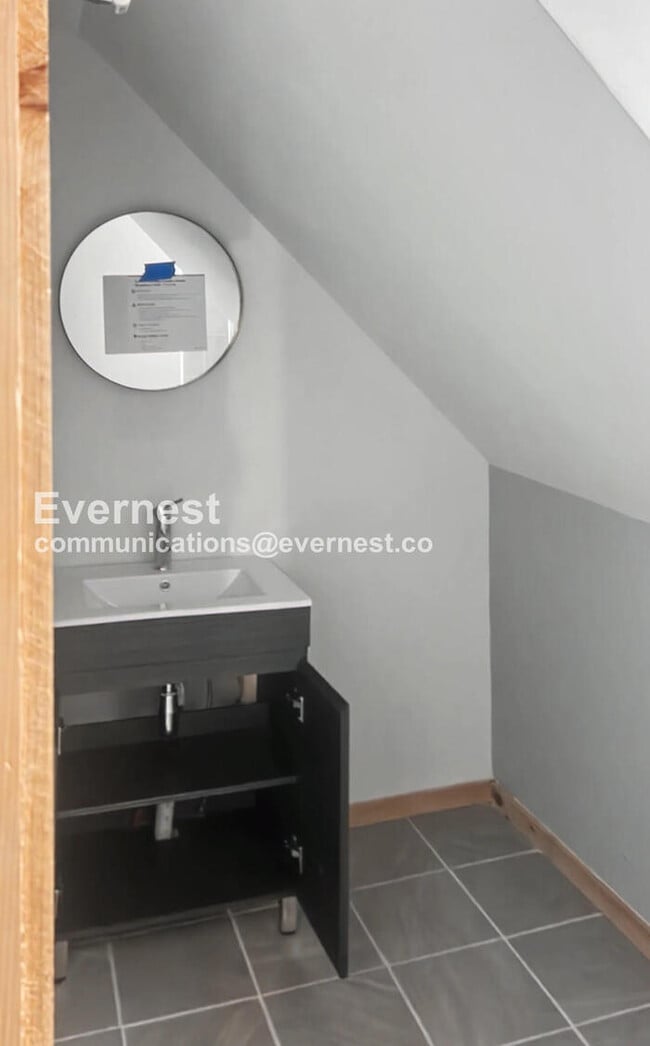 Building Photo - 1 Bed, 1 Bath with Off-Street Parking / Pet-Friendly / Vouchers Accepted / Available Now!