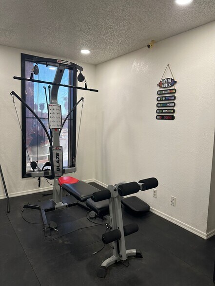 Building Photo - 2410 Rio Dr