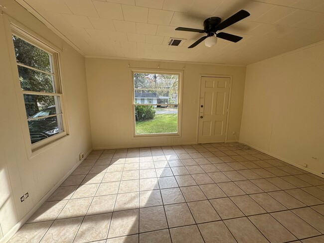 Building Photo - Cute 3 bedroom house!