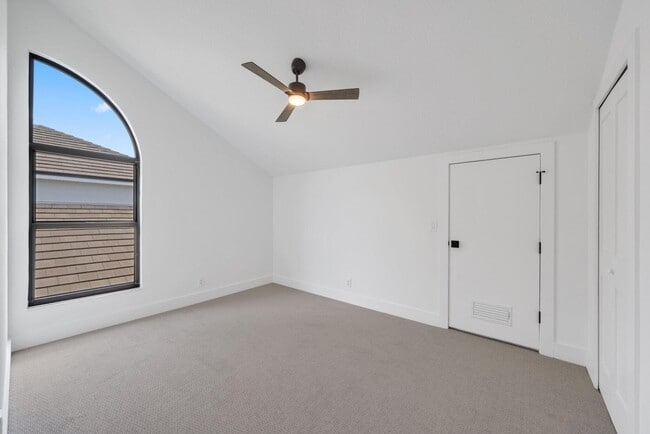 Building Photo - 542 Canoe Point