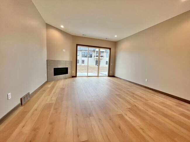 Building Photo - 5 Bed/2.5 Bath Twinhome For Rent!!