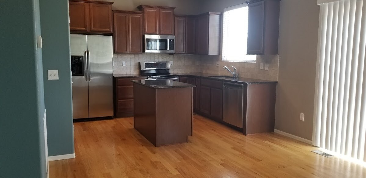 Kitchen - 15455 Carob Cir