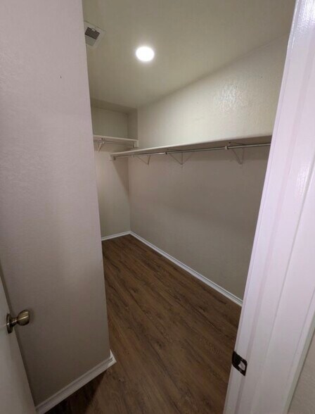 Building Photo - 119 Adelaide Oaks