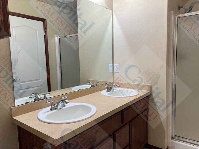 Building Photo - Spacious Duplex in Harrah