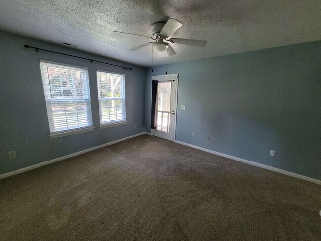 Building Photo - 2 Bedroom Condo Near Chicks Beach!