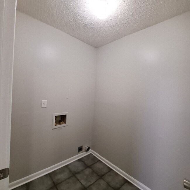 Building Photo - Great Duplex Unit In The Heart of Memphis