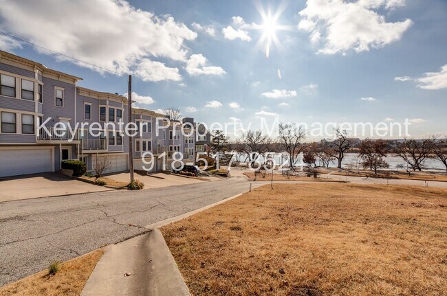 Building Photo - Riverview - Stunning 2 bed 2 bath Townhouse Great Location