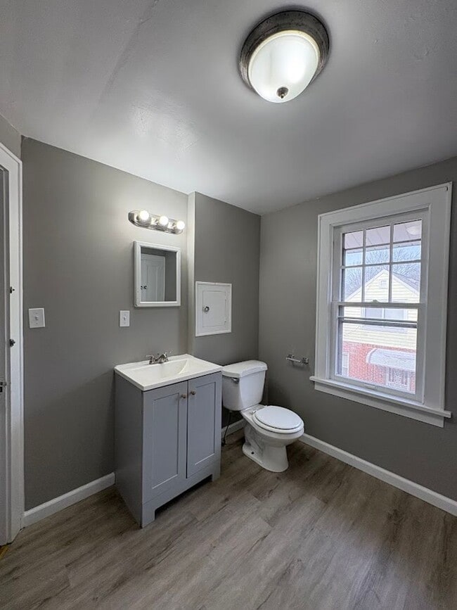 Building Photo - Large 4 bedrooms 1 full bathroom home for rent