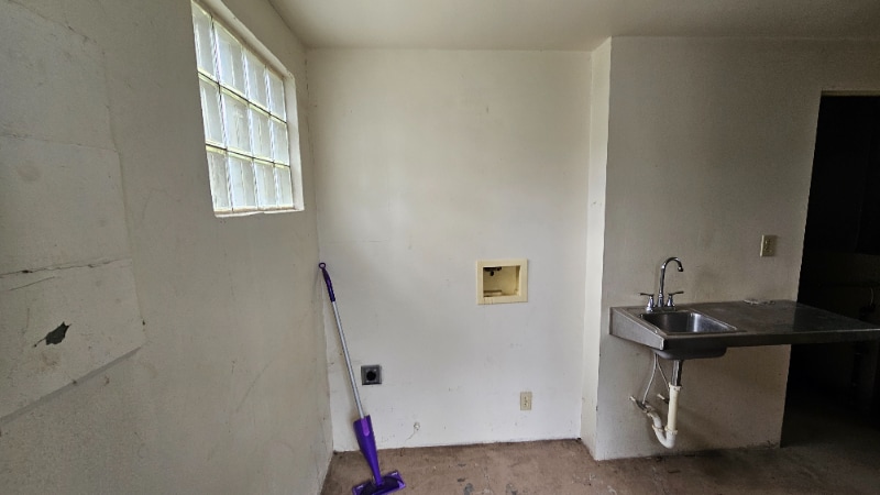 Building Photo - 6384 Oakwood Dr