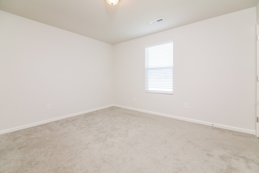 Building Photo - 2150 Bayview Dr SW