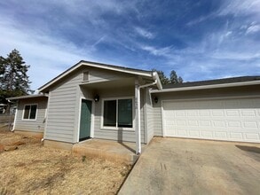 Building Photo - 2 bedroom 2 bath, With garage and fenced yard
