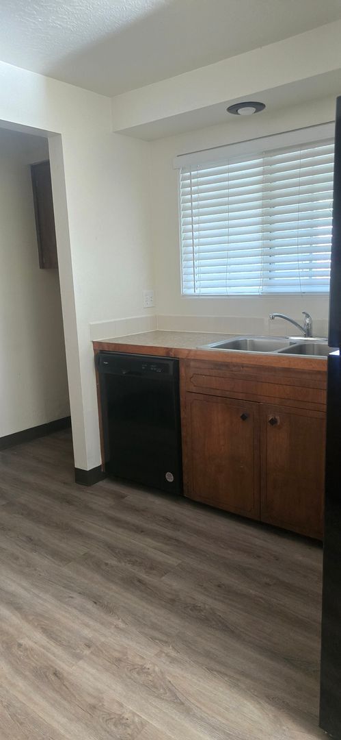 Building Photo - Super cute 3 bedroom, 2 bath Meridian duplex located within walking distance to Meridian Middle S...