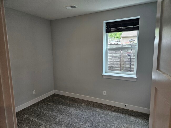 Building Photo - Oak Grove