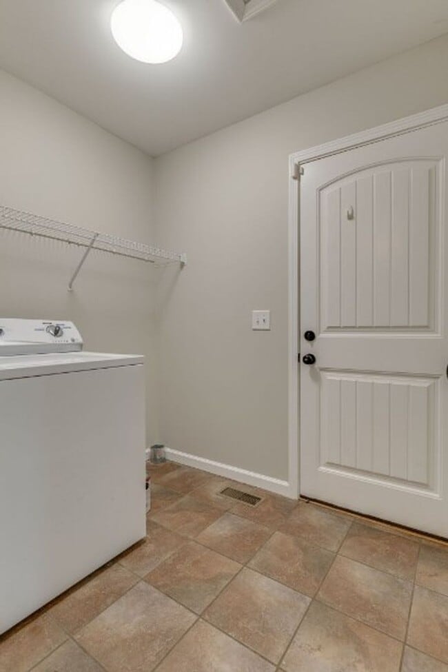 Building Photo - Beautiful 3bd 2 ba home with a large lot a...