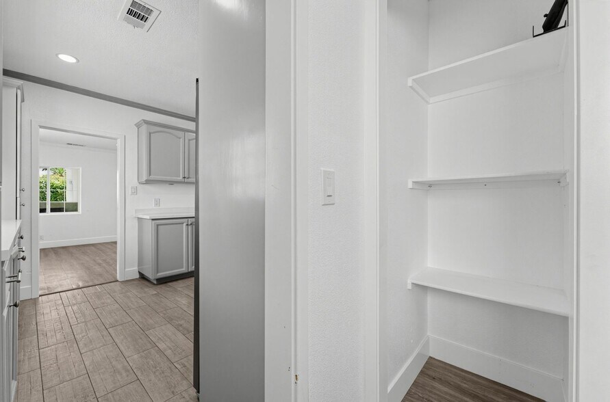 Building Photo - 2703 Alsace Ave