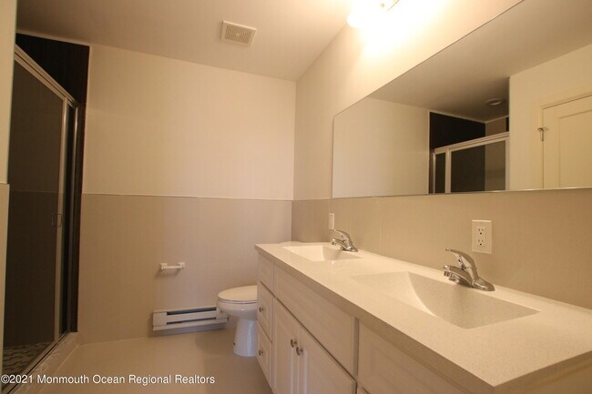 Building Photo - 1003 Bond St