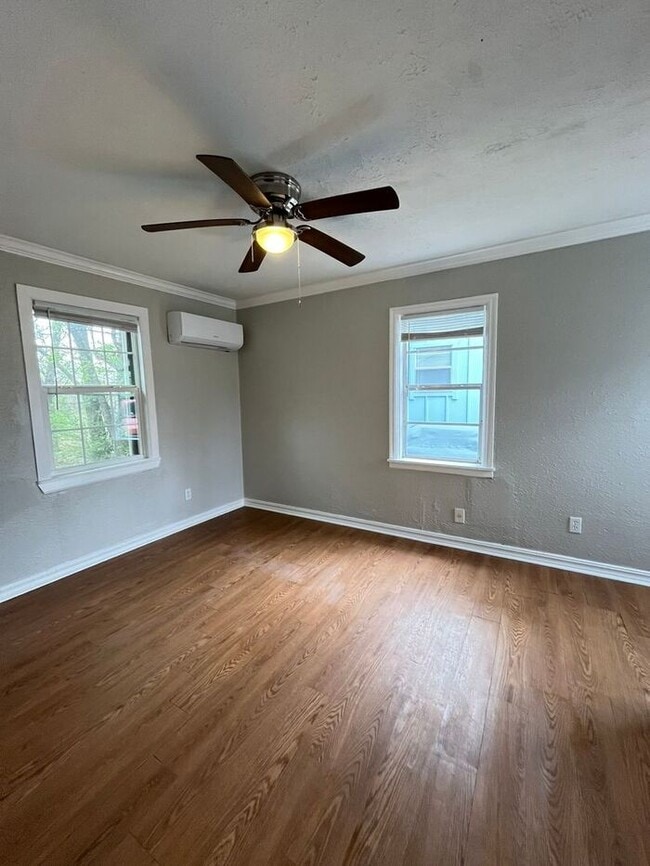 Building Photo - 2 Bed 1 Bath