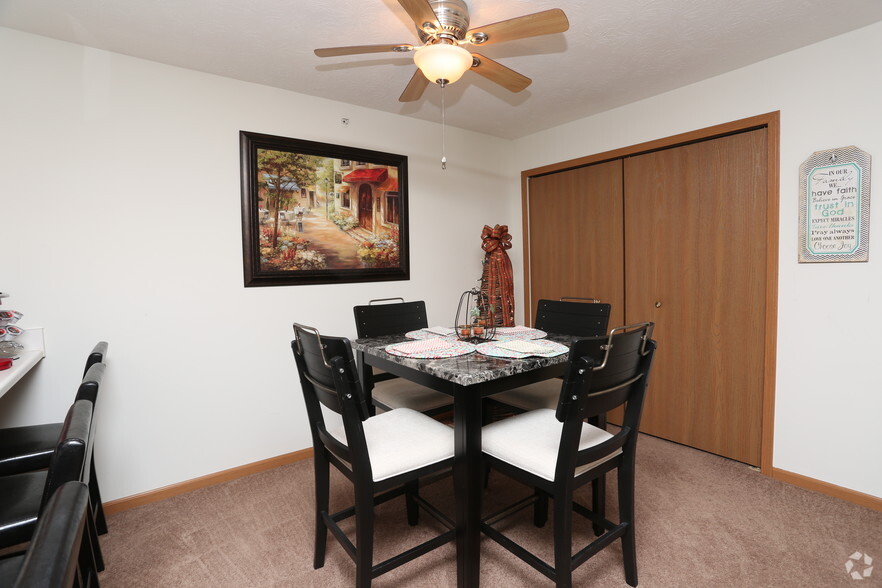 2BR, 1BA - 960 SF - Dining Room - Breckenridge Estates Apartments