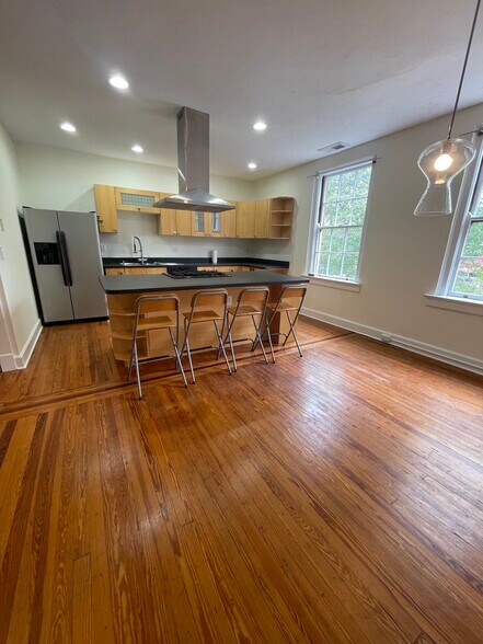 Building Photo - 417 E 6th St